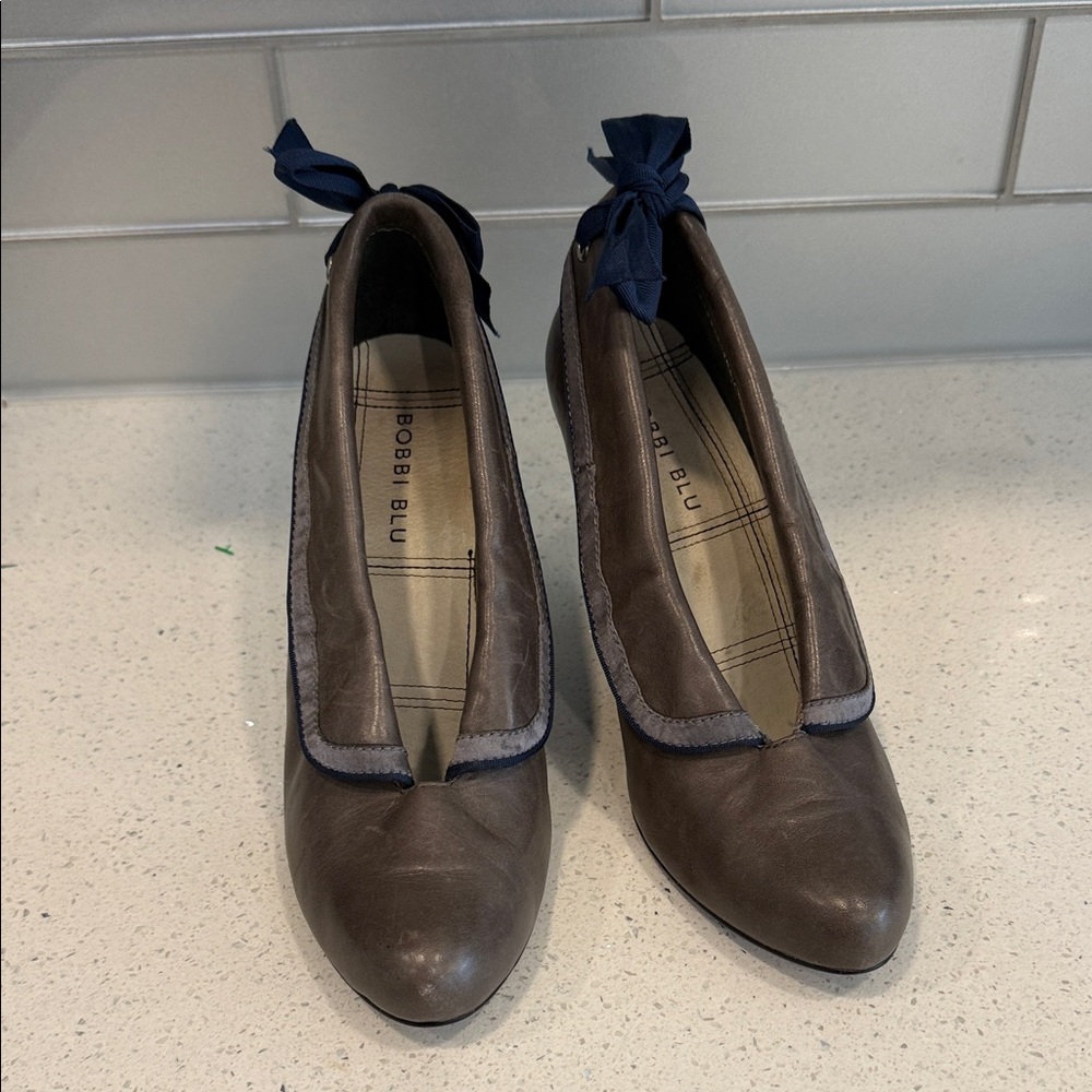 Bobbi Blu Women's Brown Leather Pointed Toe Heels with Navy Trim